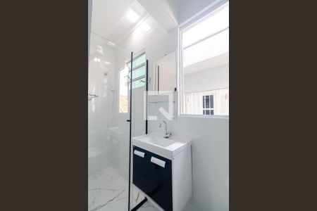 Banheiro de casa para alugar com 1 quarto, 20m² em Chácara Seis de Outubro, São Paulo