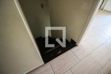 Casa à venda com 98m², 3 quartos e 2 vagas Casa à venda com 98m², 3 quartos e 2 vagasEscada