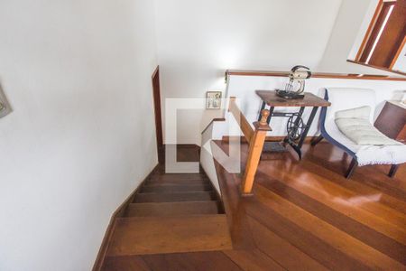 Casa de condomínio à venda com 350m², 5 quartos e sem vagaEscada