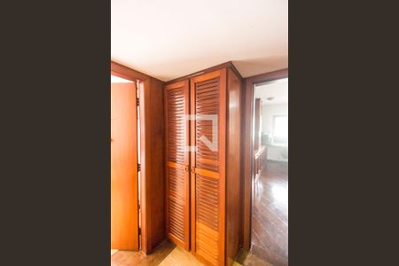 Casa de condomínio à venda com 350m², 5 quartos e sem vagaCloset da suíte