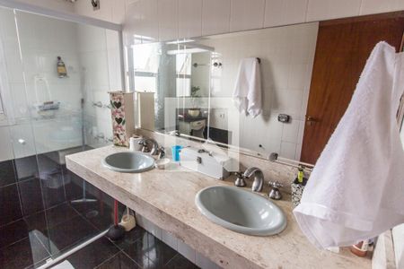 Casa de condomínio à venda com 350m², 5 quartos e sem vagaDetalhe banheiro