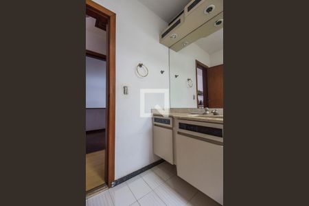 Casa de condomínio à venda com 350m², 5 quartos e sem vagaBanheiro da Suíte 2