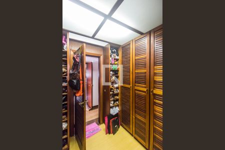 Casa de condomínio à venda com 350m², 5 quartos e sem vagaCloset da suíte