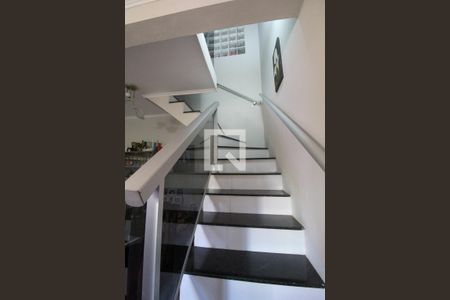 Casa à venda com 300m², 4 quartos e 2 vagasEscada