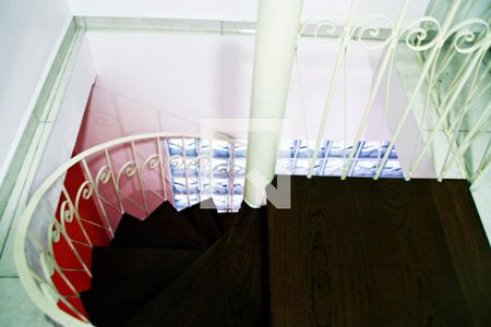 Casa para alugar com 250m², 4 quartos e 2 vagasEscada