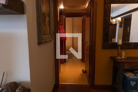 Corredor de apartamento à venda com 2 quartos, 98m² em Petrópolis, Porto Alegre