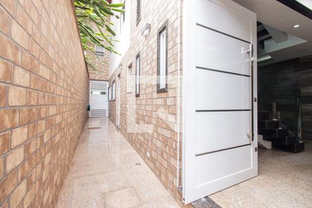 Casa à venda com 304m², 4 quartos e 6 vagasCorredor externo