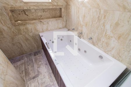 Casa à venda com 304m², 4 quartos e 6 vagasBanheiro da Suíte 1