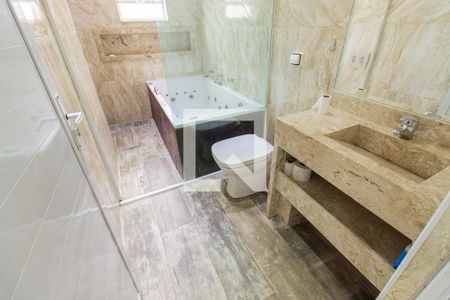 Casa à venda com 304m², 4 quartos e 6 vagasBanheiro da Suíte 1