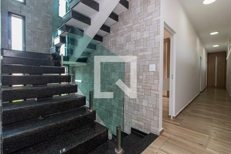 Casa à venda com 304m², 4 quartos e 6 vagasCorredor e escadas