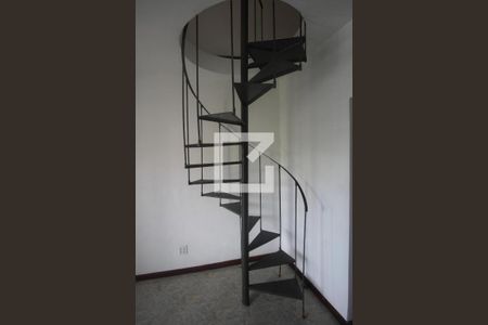 Escada de apartamento para alugar com 2 quartos, 100m² em Barro Vermelho, São Gonçalo