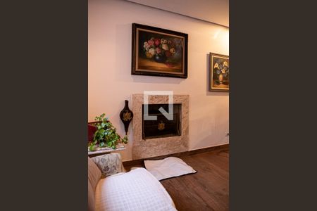 Casa à venda com 500m², 3 quartos e 4 vagas Casa à venda com 500m², 3 quartos e 4 vagasLareira