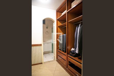 Casa à venda com 500m², 3 quartos e 4 vagas Casa à venda com 500m², 3 quartos e 4 vagasCloset da suíte 3