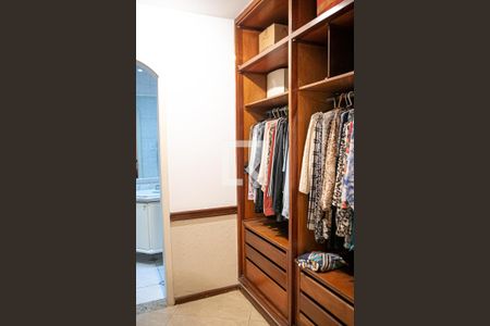 Casa à venda com 500m², 3 quartos e 4 vagas Casa à venda com 500m², 3 quartos e 4 vagasCloset da suíte 2