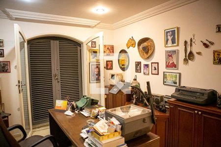 Casa à venda com 500m², 3 quartos e 4 vagas Casa à venda com 500m², 3 quartos e 4 vagasEscritório