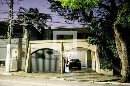 Casa à venda com 500m², 3 quartos e 4 vagas Casa à venda com 500m², 3 quartos e 4 vagasFachada