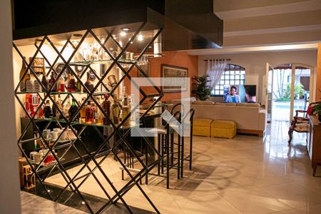 Casa à venda com 500m², 3 quartos e 4 vagas Casa à venda com 500m², 3 quartos e 4 vagasBar