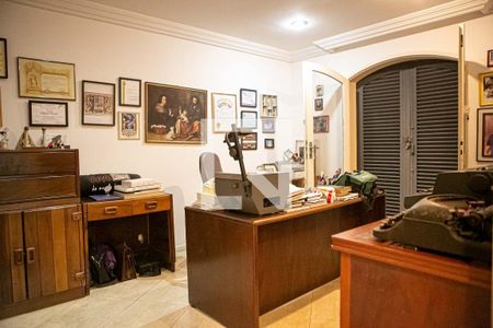 Casa à venda com 500m², 3 quartos e 4 vagas Casa à venda com 500m², 3 quartos e 4 vagasEscritório