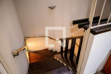 Casa à venda com 500m², 3 quartos e 4 vagas Casa à venda com 500m², 3 quartos e 4 vagasEscada