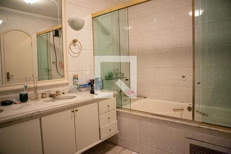 Casa à venda com 500m², 3 quartos e 4 vagas Casa à venda com 500m², 3 quartos e 4 vagasBanheiro da Suíte 1