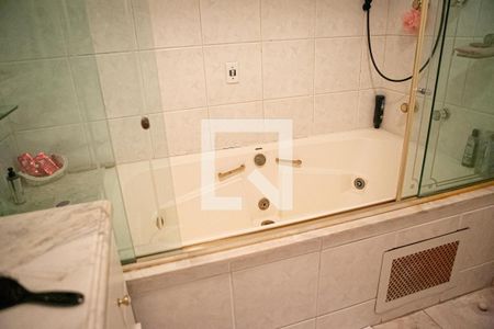 Casa à venda com 500m², 3 quartos e 4 vagas Casa à venda com 500m², 3 quartos e 4 vagasBanheira da Suíte 1