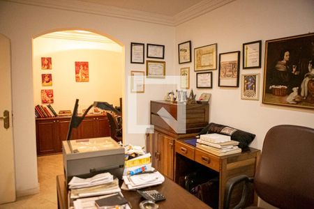 Casa à venda com 500m², 3 quartos e 4 vagas Casa à venda com 500m², 3 quartos e 4 vagasEscritório