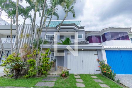 Casa à venda com 250m², 4 quartos e 2 vagasFachada