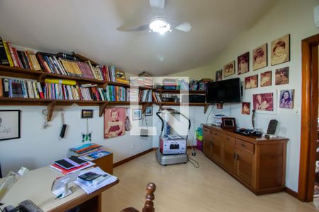 Casa de condomínio à venda com 389m², 3 quartos e 3 vagasEscritório