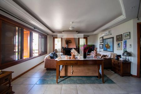 Sala de casa de condomínio para alugar com 3 quartos, 389m² em Vila Nova, Porto Alegre