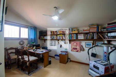 Casa de condomínio à venda com 389m², 3 quartos e 3 vagasEscritório