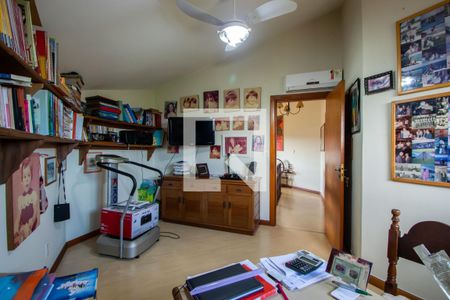 Casa de condomínio à venda com 389m², 3 quartos e 3 vagasEscritório