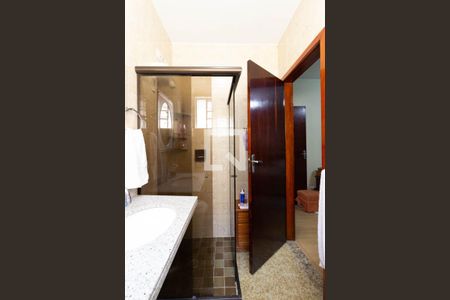 Casa à venda com 225m², 5 quartos e 3 vagas Casa à venda com 225m², 5 quartos e 3 vagasBanheiro Suíte