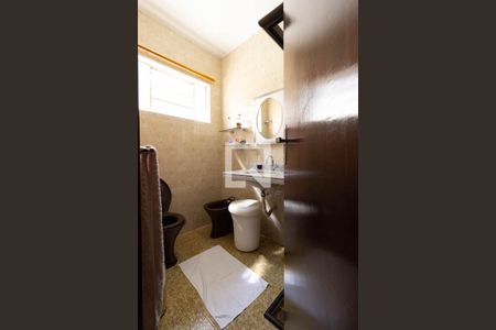Casa à venda com 225m², 5 quartos e 3 vagas Casa à venda com 225m², 5 quartos e 3 vagasBanheiro Suíte
