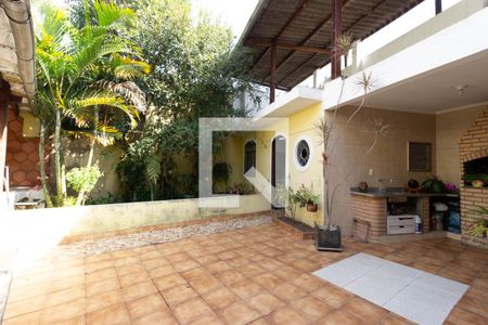 Casa à venda com 225m², 5 quartos e 3 vagas Casa à venda com 225m², 5 quartos e 3 vagasQuintal