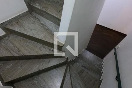 Casa à venda com 146m², 3 quartos e 2 vagasEscadas