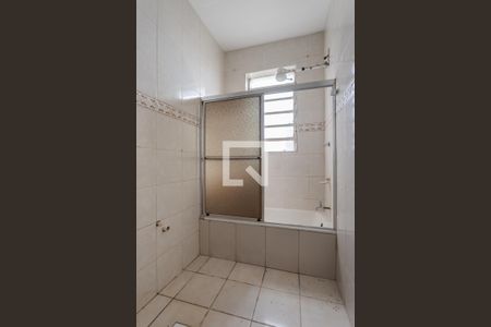 Banheiro de kitnet/studio à venda com 1 quarto, 35m² em São João, Porto Alegre