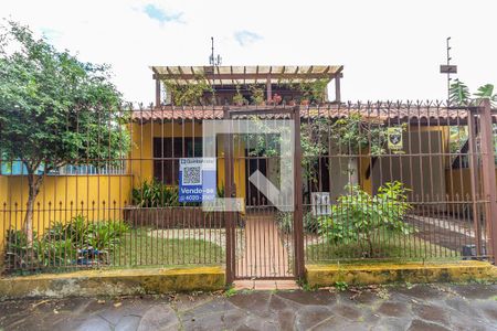 Casa à venda com 260m², 4 quartos e 3 vagas Casa à venda com 260m², 4 quartos e 3 vagasFachada