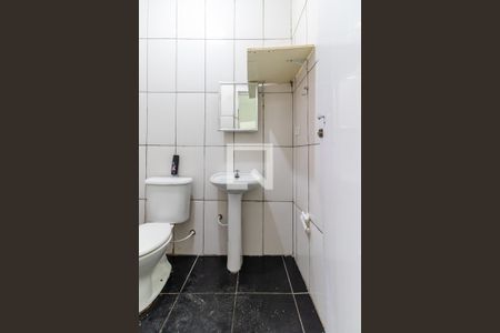 Banheiro de casa para alugar com 1 quarto, 60m² em Jardim Miriam, São Paulo