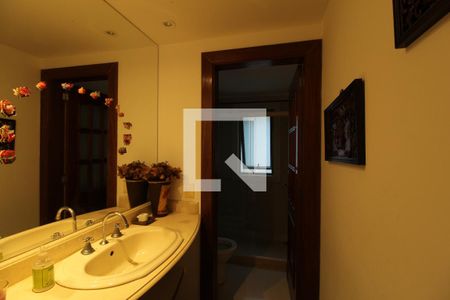 Casa à venda com 769m², 5 quartos e 4 vagasBanheiro Social