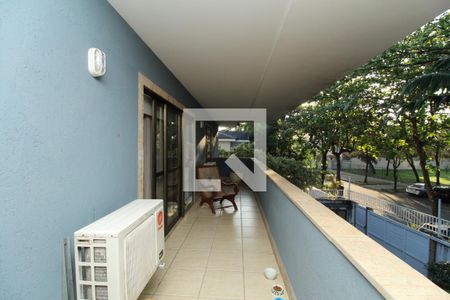 Casa à venda com 769m², 5 quartos e 4 vagasVaranda - Suíte 2 e 3
