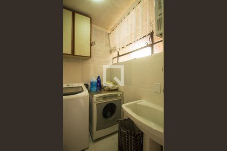 Casa à venda com 250m², 5 quartos e 2 vagas Casa à venda com 250m², 5 quartos e 2 vagasCozinha e Área de Serviço