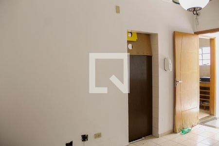 Casa à venda com 392m², 4 quartos e 8 vagas Casa à venda com 392m², 4 quartos e 8 vagasEdícula - Sala