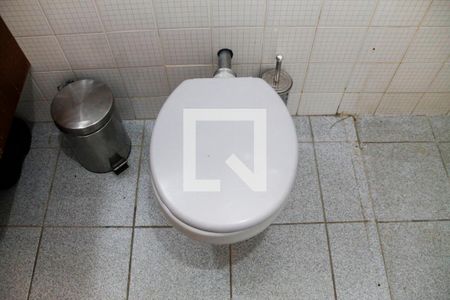 Casa à venda com 392m², 4 quartos e 8 vagas Casa à venda com 392m², 4 quartos e 8 vagasEdícula - Banheiro