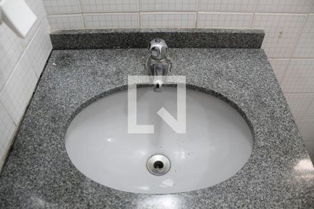 Casa à venda com 392m², 4 quartos e 8 vagas Casa à venda com 392m², 4 quartos e 8 vagasEdícula - Banheiro