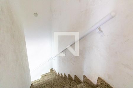 Casa para alugar com 150m², 2 quartos e 2 vagasEscada