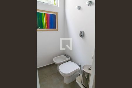 Casa à venda com 300m², 3 quartos e 3 vagas Casa à venda com 300m², 3 quartos e 3 vagasBanheiro Suíte 2