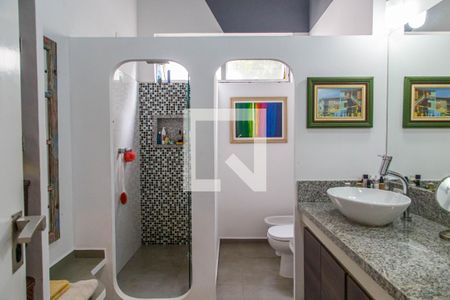 Casa à venda com 300m², 3 quartos e 3 vagas Casa à venda com 300m², 3 quartos e 3 vagasBanheiro Suíte 2