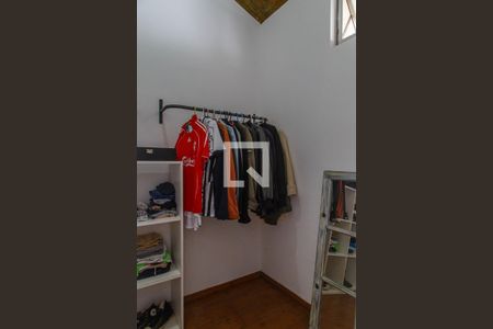 Casa à venda com 300m², 3 quartos e 3 vagas Casa à venda com 300m², 3 quartos e 3 vagasCloset