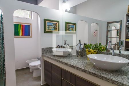 Casa à venda com 300m², 3 quartos e 3 vagas Casa à venda com 300m², 3 quartos e 3 vagasBanheiro Suíte 2