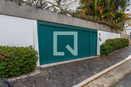 Casa à venda com 300m², 3 quartos e 3 vagas Casa à venda com 300m², 3 quartos e 3 vagasFachada
